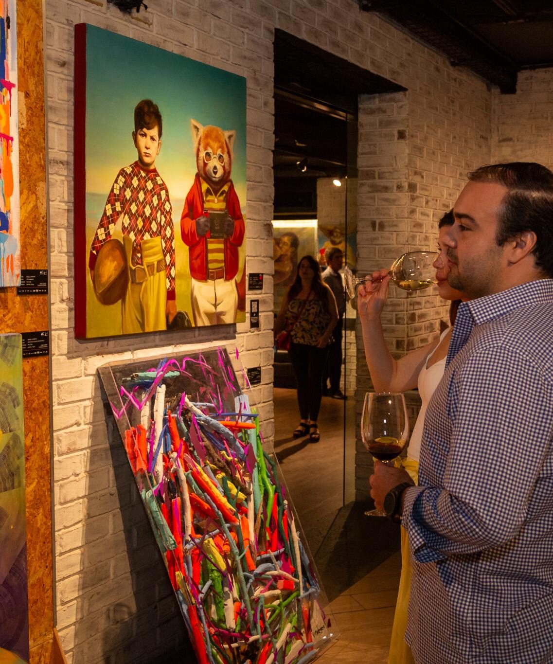 Visitante observando una obra en la Incubadora 2023
